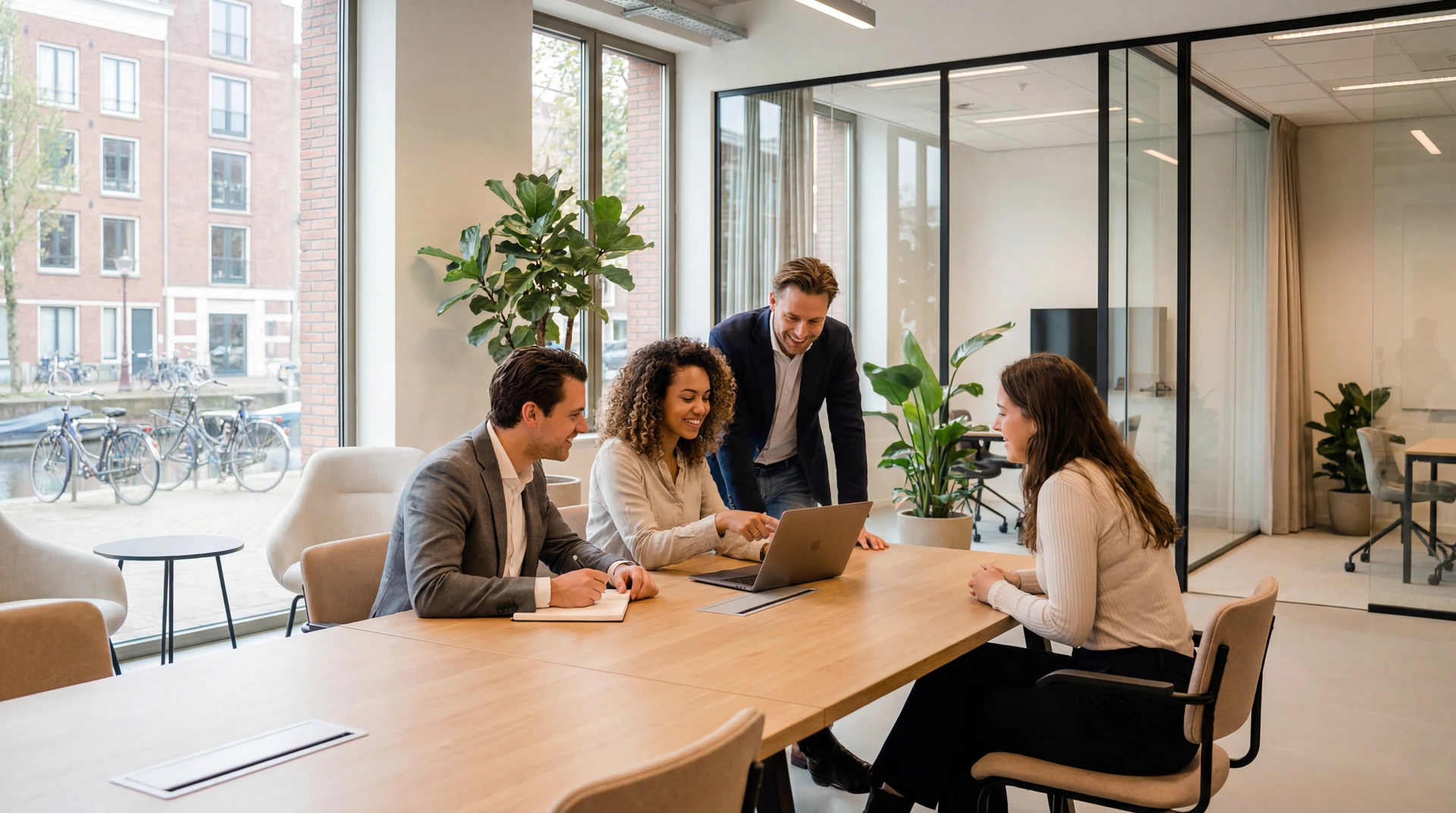 Team overleg aan tafel, samenwerking tijdens een werksessie